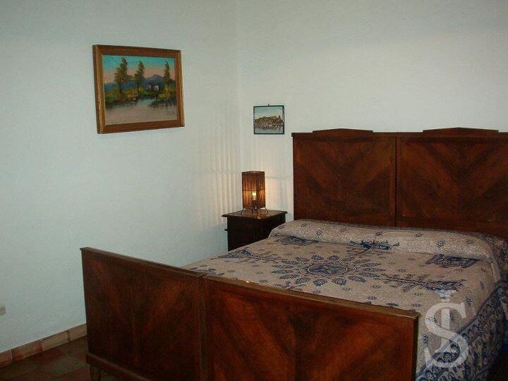 ferienhaus-gelso-schlafzimmer-mit-doppelbett.jpg