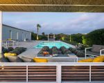 ferienhaus-hybla-pool-am-abend.jpg