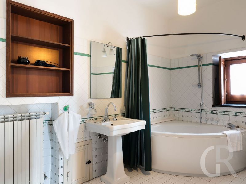 ferienhaus-la-rosa-grosses-bad-mit-wanne.jpg