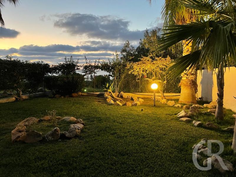 ferienhaus-levante-beleuchteter-garten.jpg
