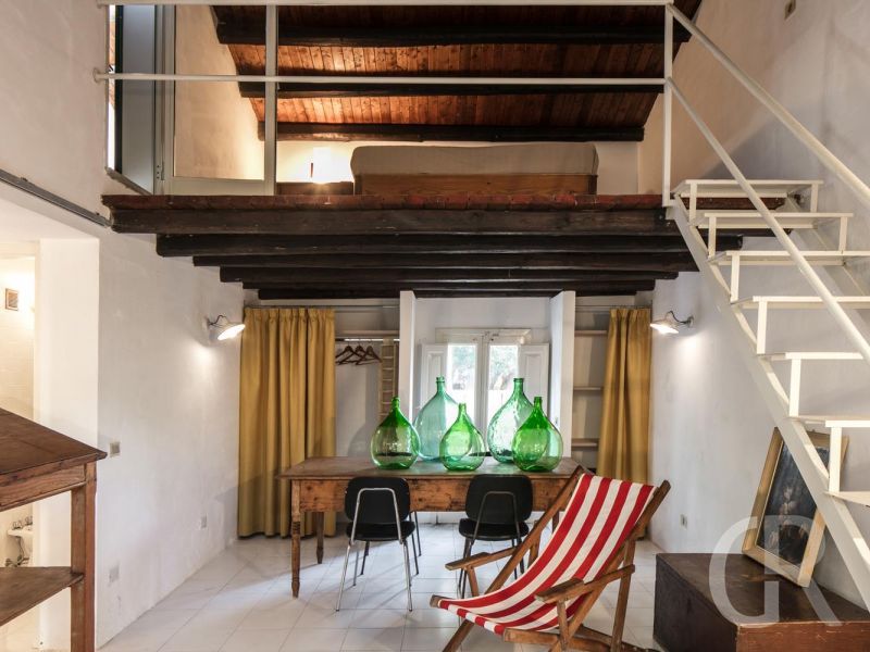 ferienhaus-tamerici-wohnraum-mikt-treppe.jpg
