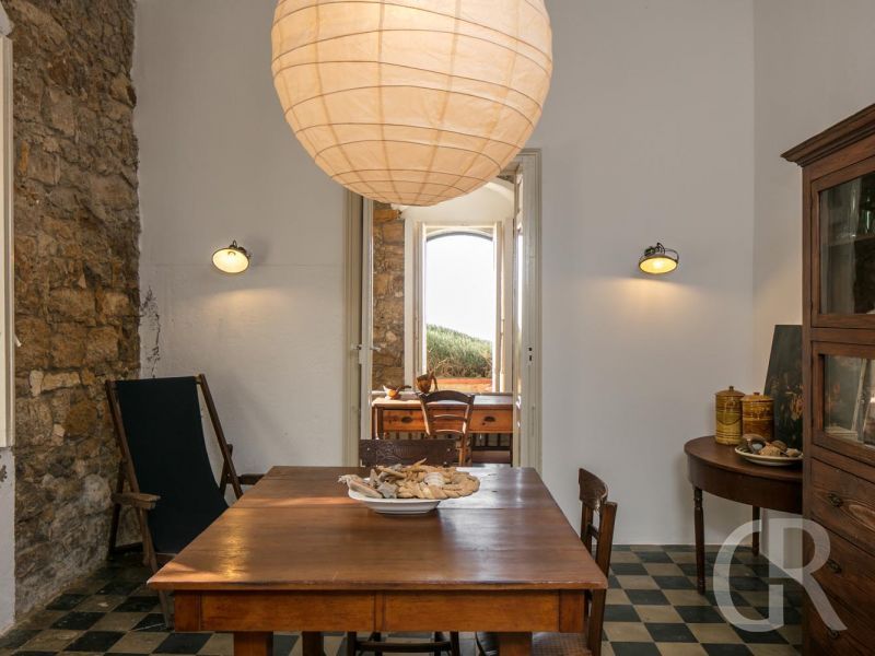 ferienhaus-tamerici-wohnraum-mit-tisch.jpg