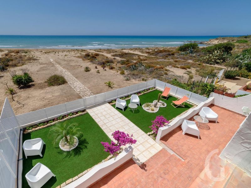 ferienhaus-villa-amelia-blick-auf-den-sandstrand.jpg