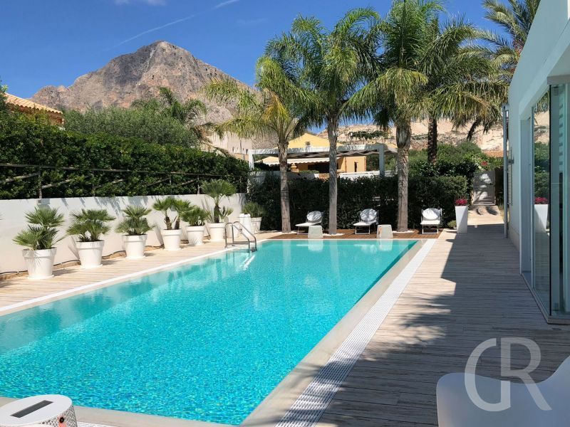 ferienhaus-villa-bellini-pool-mit-blick-auf-den-monte-cofano.jpg