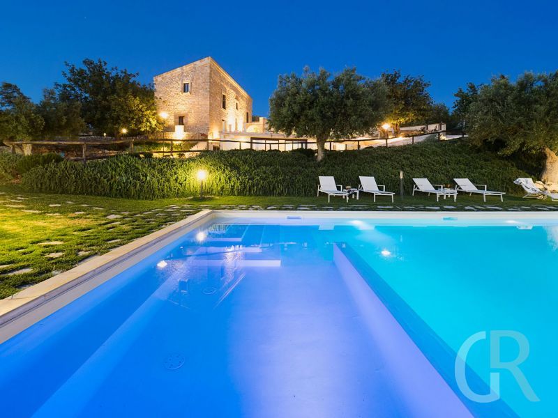 ferienhaus-villa-dorata-pool-mit-blick-auf-die-villa.jpg