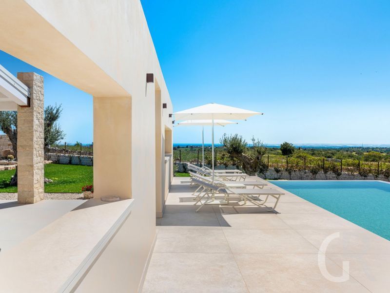 ferienhaus-villa-mora-terrasse-am-pool.jpg