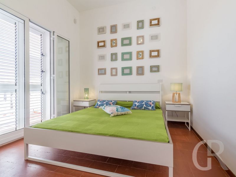 ferienwohnung-amarillis-schlafzimmer-mit-doppelbett.jpg