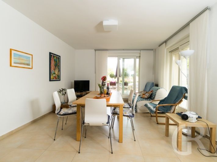 ferienwohnung-antonella-modernes-esszimmer-mit-ausgang-nach-drauen.jpg