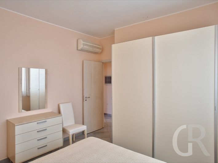 ferienwohnung-arance-schlafzimmer-mit-grossem-kleiderschrank.jpg