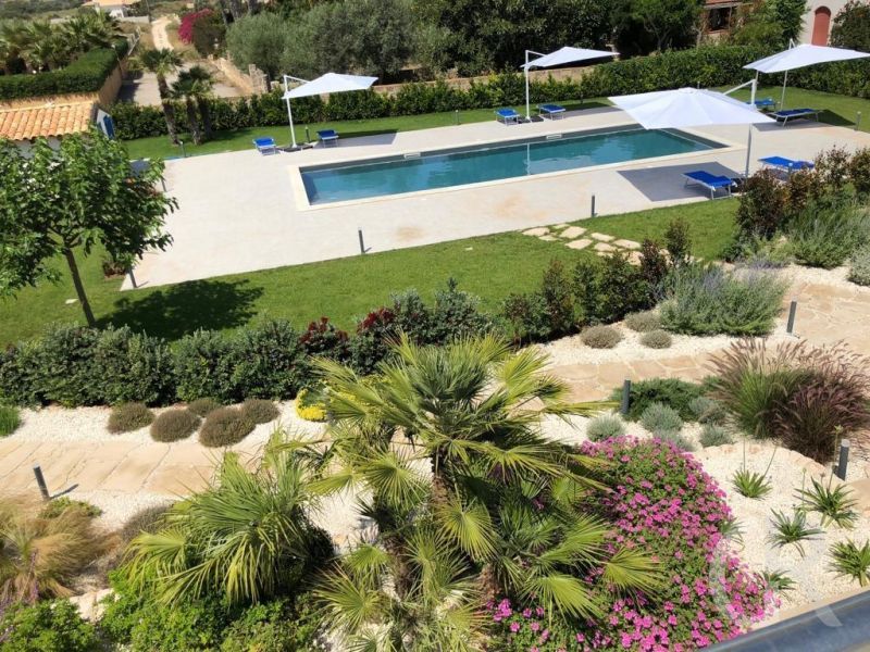 ferienwohnung-cecilia-blick-auf-den-pool-und-garten.jpg