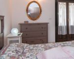 ferienwohnung-corrado-schlafzimmer-mit-doppelbett.jpg