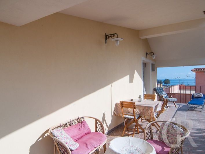 ferienwohnung-corrado-schoener-sitzplatz-auf-der-terrasse.jpg