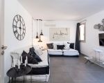 ferienwohnung-dimora-wohnzimmer-mit-sitzlandschaft.jpg