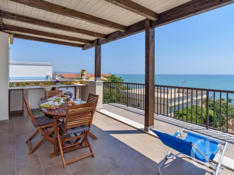 ferienwohnung-ducezio-traumhafter-blick-auf-das-meer.jpg
