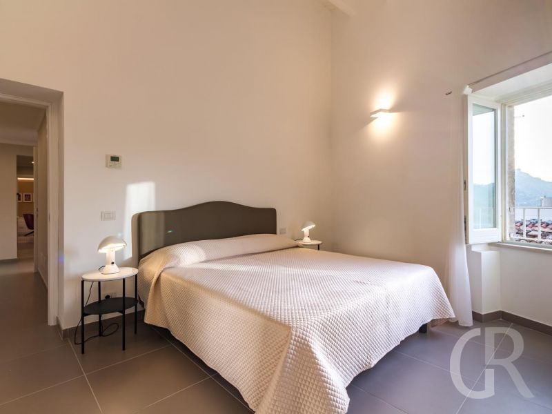 ferienwohnung-enea-schlafzimmer-mit-blick-auf-die-altstadt.jpg