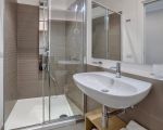 ferienwohnung-enea-waschbecken-mit-spiegel-und-dusche.jpg