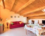 ferienwohnung-gioacchino-sofa-im-wohnraum.jpg