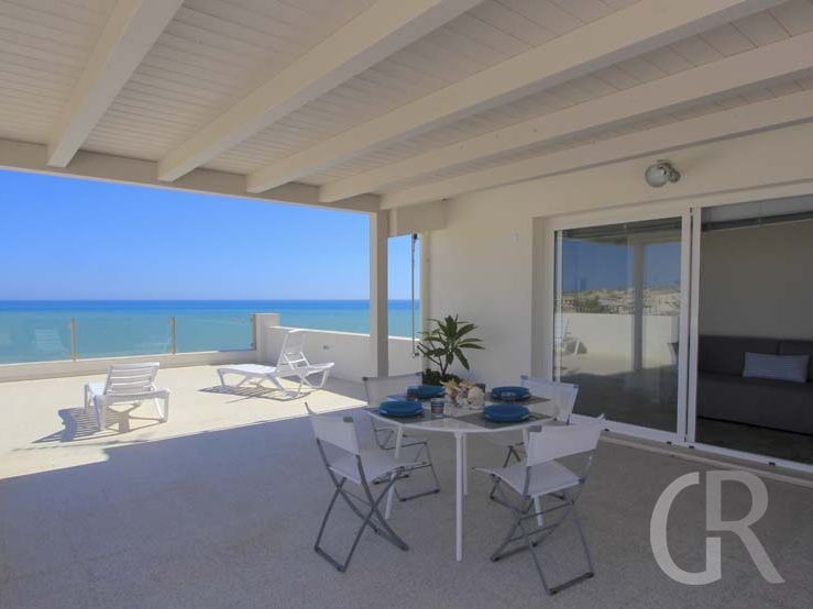 ferienwohnung-pitagora-wunderschoene-tarresse-mit-meerblick.jpg