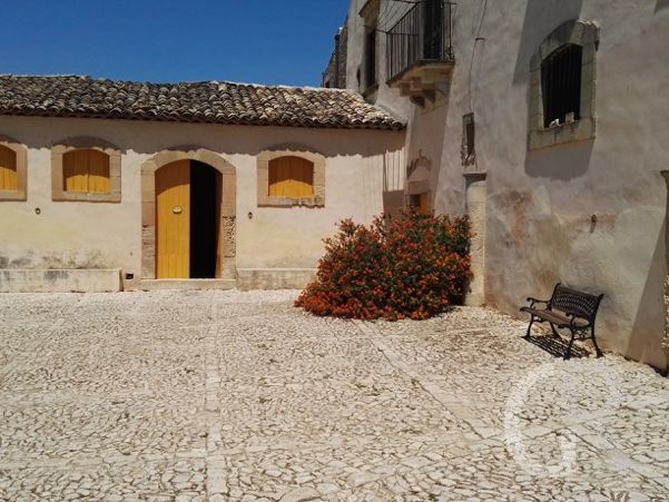 ferienwohnung-roccazzo-innenhof.jpg