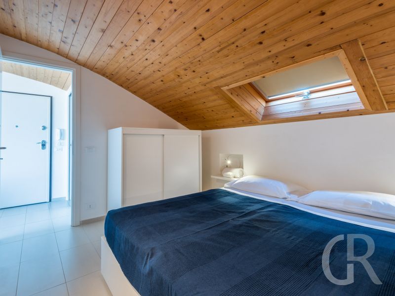 ferienwohnung-rosmarino-schlafzimmer-mit-doppelbett.jpg