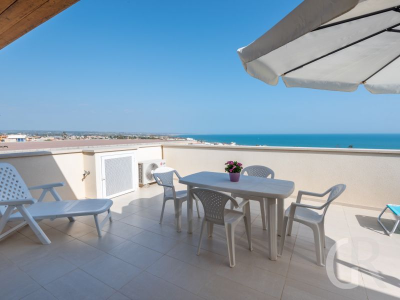 ferienwohnung-rosmarino-terrasse-mit-sonnenliegen.jpg