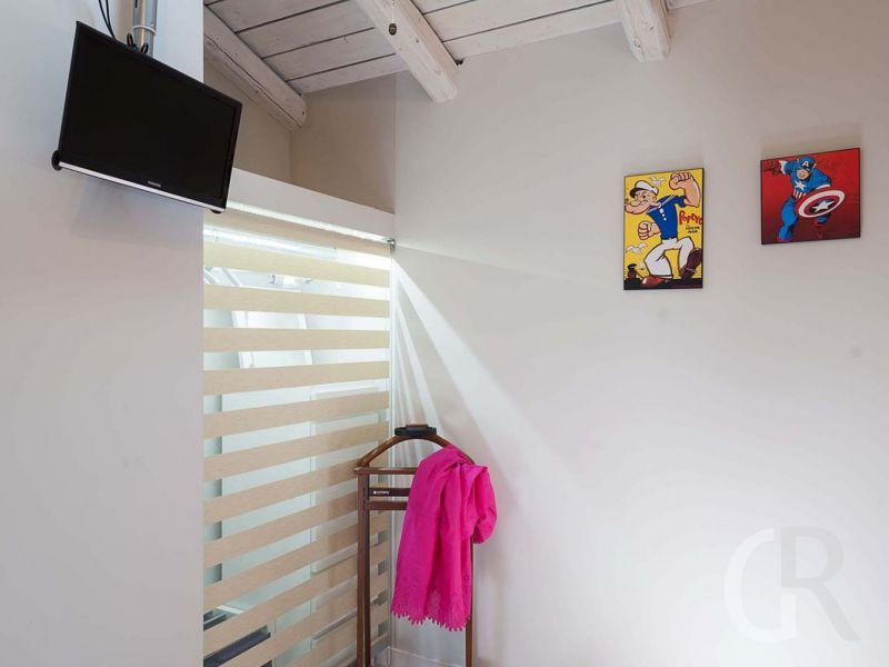 ferienwohnung-schlafzimmer-und-fernseher.jpg