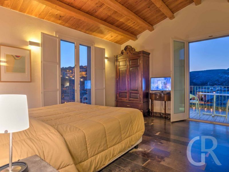 ferienwohnung-ulisse-schlafraum-mit-terrasse-am-abend.jpg