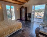 ferienwohnung-ulisser-schlafzimmer-mit-offener-terrassentuer-und-blick-auf-die-altstadt.jpg