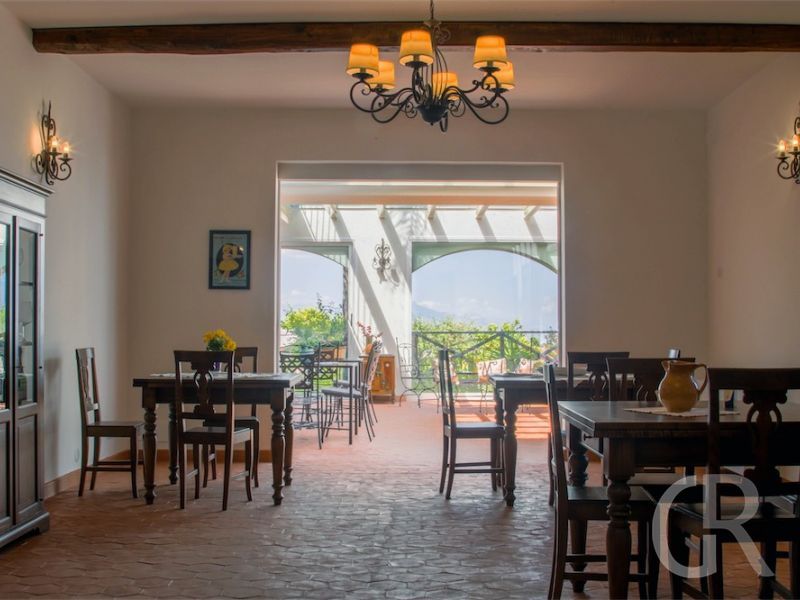 ferienwohnungen-im-agriturismo-gemuetlicher-fruehstuecksraum.jpg