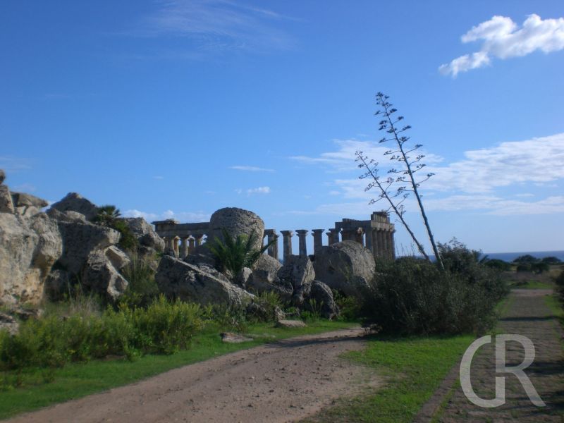 fussweg-zur-tempelanlage-in-selinunte.JPG