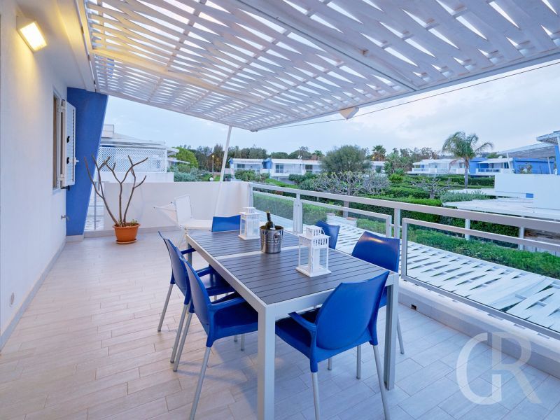 grecale-esstisch-auf-der-terrasse.jpg