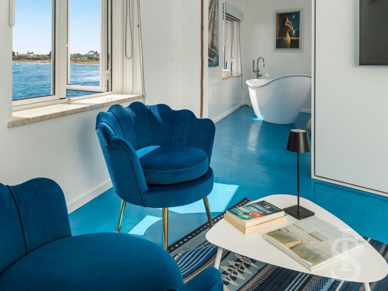 montalbano-suite-sitzplatz-und-blick-zum-schlafzimmer-mit-badewanne-freistehend.jpg
