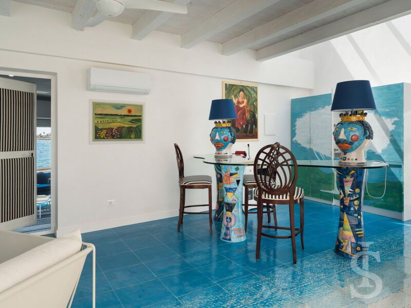 montalbano-suite-wohnbereich-mit-glastisch.jpg