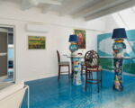 montalbano-suite-wohnbereich-mit-glastisch.jpg