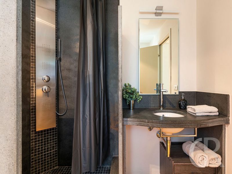 pigna-blue-dusche-und-waschbecken.jpg