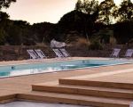 pool-mit-sonnenliegen.jpg