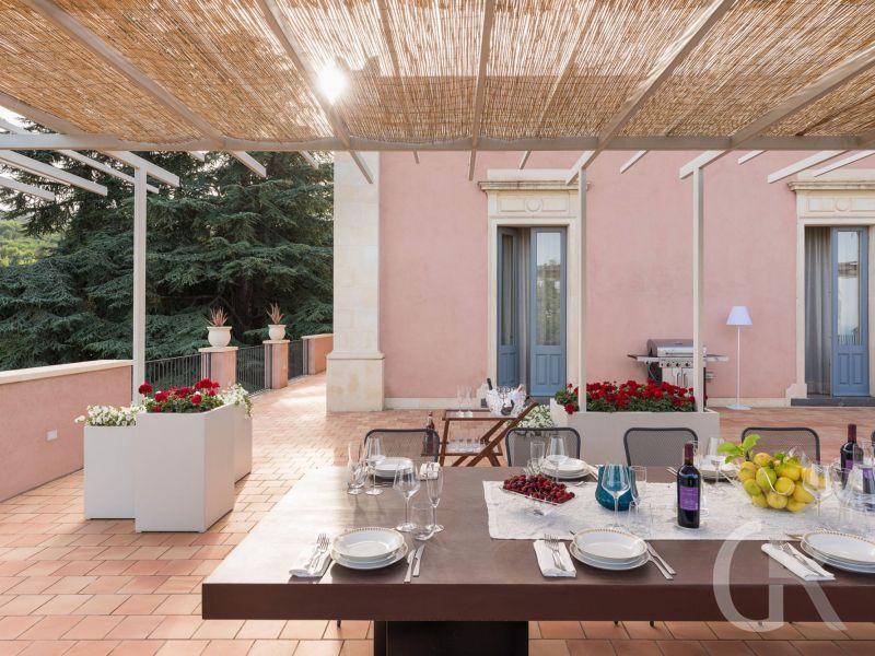 tenuta-contea-esstisch-auf-der-terrasse.jpg
