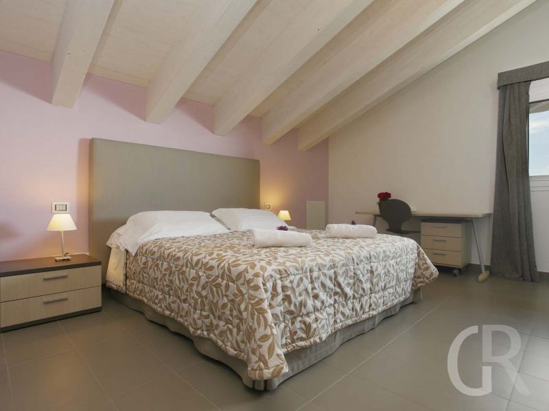 villa-afodite-doppelbett-im-obergeschoss.jpg