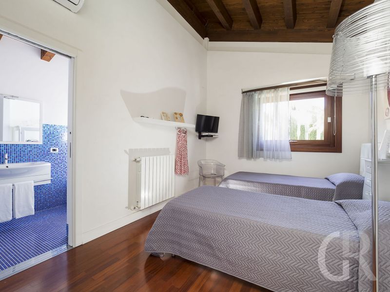 villa-agora-bad-und-schlafraum.jpg