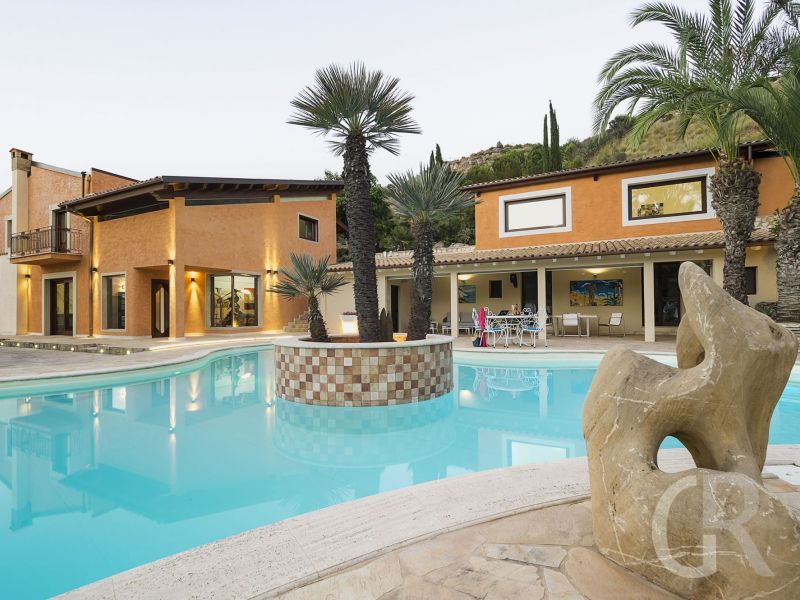 villa-agora-blick-auf-pool-und-haus.jpg