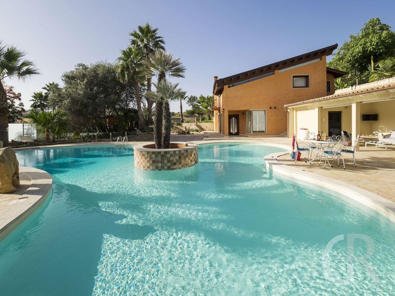 villa-agora-insel-im-pool.jpg