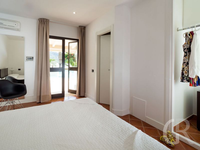 villa-agora-schlafzimmer-mit-blick.jpg