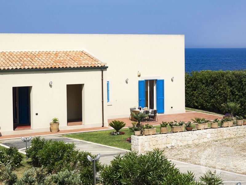 villa-ala-ferienhaus-und-im-hintergrund-das-meer.jpg
