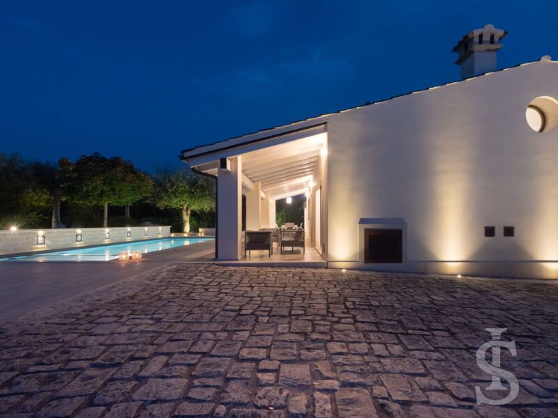 villa-angelina-abendstimmung-am-haus-mit-terrasse-und-pool.jpg