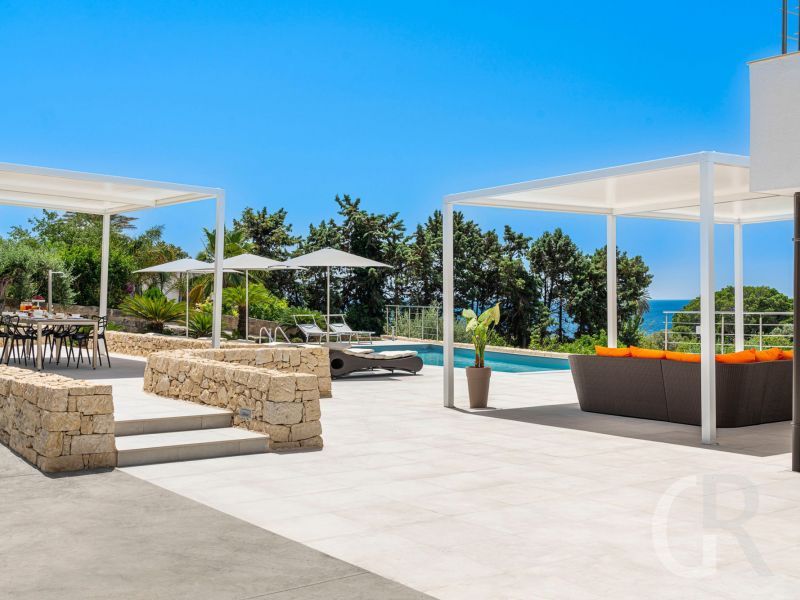villa-anna-sonnenschirme-auf-der-terrasse.jpg
