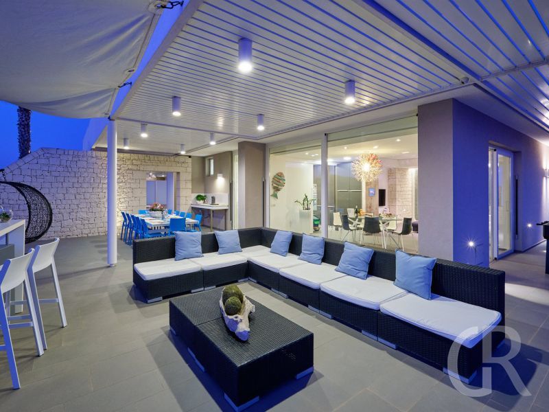 villa-anthea-blick-auf-die-grosse-terrasse.jpg
