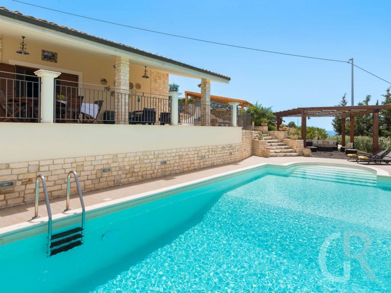 villa-anthea-blick-auf-pool-und-haus.jpg