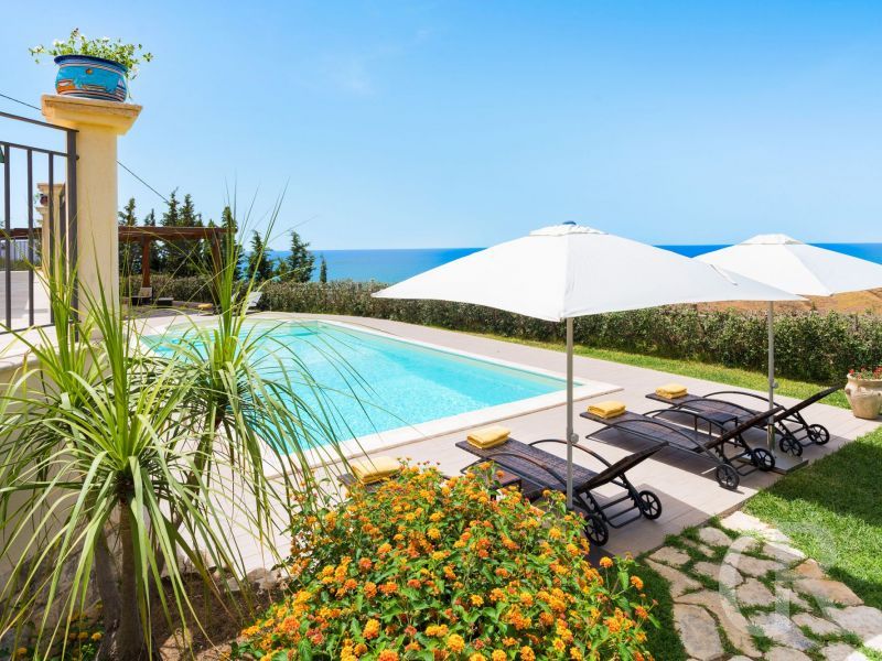 villa-anthea-sonnenschirme-am-pool.jpg