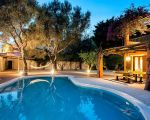 villa-arangea-blick-auf-den-pool-am-abend.jpg
