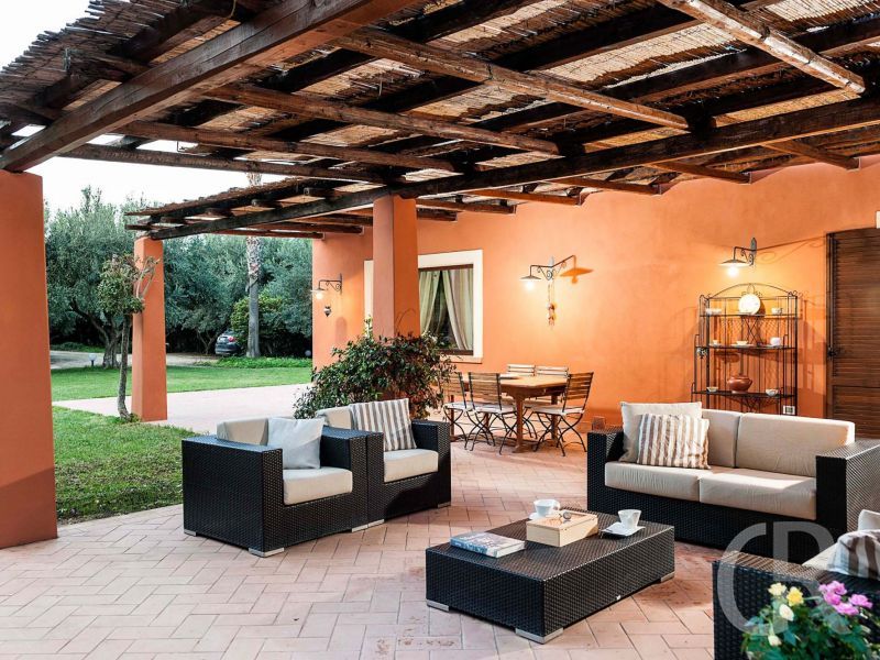 villa-arangea-ueberdachte-terrasse.jpg